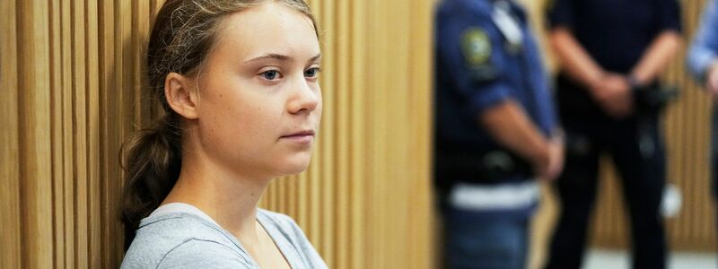 Die schwedische Klimaaktivistin Greta Thunberg wartet auf eine Gerichtsanhörung. Thunberg musste sich nach einer Protestaktion in der südschwedischen Stadt Malmö vor Gericht verantworten. - Foto: Pavel Golovkin/AP/dpa