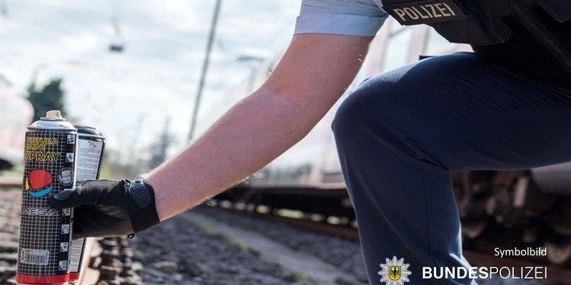 BPOL-KS: Zug mit Farbe besprüht - Zeugen gesucht! - Foto: presseportal.de