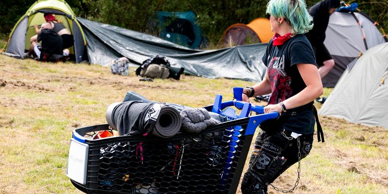 Unter dem Motto «Sylt für alle» veranstaltet die Gruppe «Aktion Sylt» ein mehrwöchiges Protestcamp. - Foto: Daniel Bockwoldt/dpa