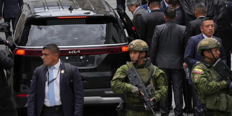 Ecuadors Staatspräsident Guillermo Lasso (M) wird von Sicherheitskräften umgeben, als er in ein Auto steigt (Archivbild). Lasso hat den Chef der Nationalpolizei angewiesen, so viele Beamte wie nötig einzusetzen, um die Verantwortlichen für das Attentat auf Agustín Intriago zu finden. - Foto: Dolores Ochoa/AP