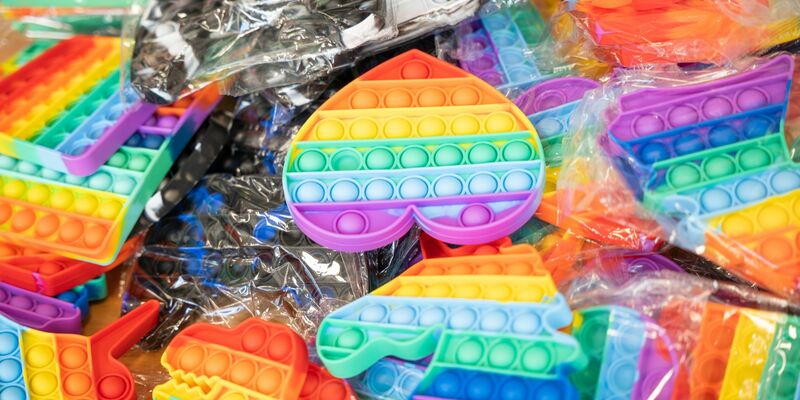 Kunststoff-Produkte ohne TÜV-Zertifikat, die vom Zoll sichergestellt wurden (Symbolbild). - Foto: Christian Knieps/dpa