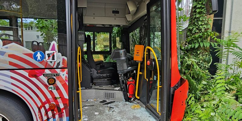 Beim Unfall eines Linienbusses im schwäbischen Nürtingen haben sich mehrere Dutzend Fahrgäste verletzt, einige von ihnen schwer. - Foto: Andreas Rosar/Fotoagentur Stuttgart /dpa