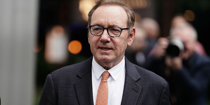 Kevin Spacey erscheint im dunklen Anzug vor dem Southwark Crown Court. - Foto: Jordan Pettitt/PA Wire/dpa