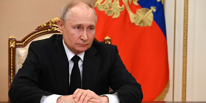 «Wollen wir wirklich, dass den Kindern in unseren Schulen von den ersten Klassen an Perversionen auferlegt werden, die zu Verfall und Aussterben führen?»: Russlands Präsident Wladimir Putin. - Foto: -/Kremlin/dpa