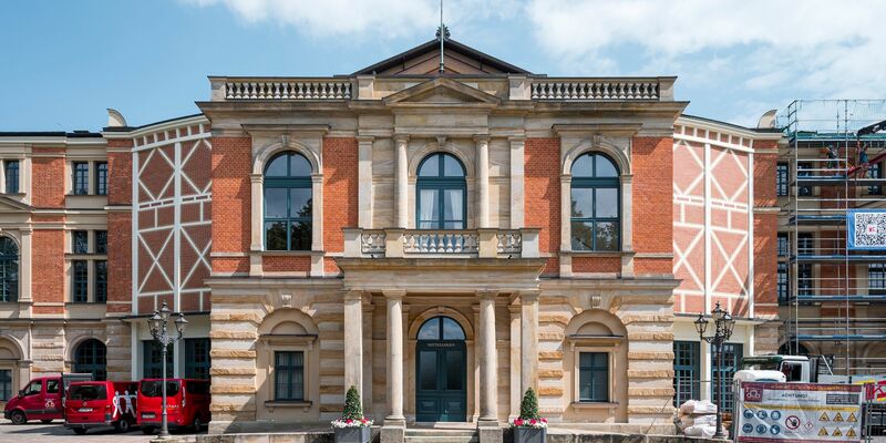 Das Bayreuther Festspielhaus, Spielstätte der Bayreuther Festspiele. - Foto: Daniel Vogl/dpa