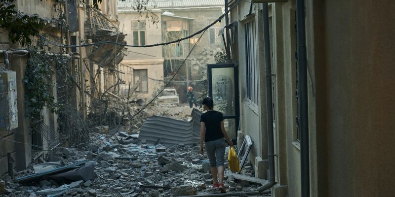 Eine Trümmerlandschaft: Odessa nach russischen Angriffen auf die Stadt. Eine Rekordsumme von über einer Milliarde Euro für die Opfer des Krieges in der Ukraine haben die Menschen in Deutschland im vergangenen Jahr gespendet. - Foto: Libkos/AP/dpa