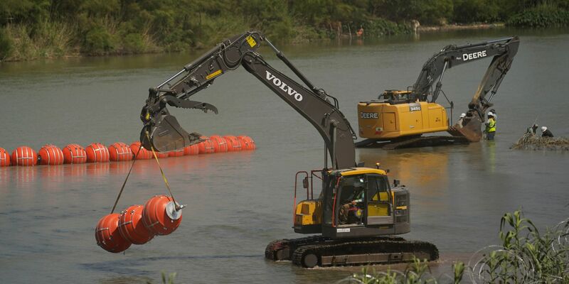 Große Bojen im Fluss Rio Grande sollen Migranten daran hindern, von Mexiko nach Texas zu gelangen. - Foto: Eric Gay/AP