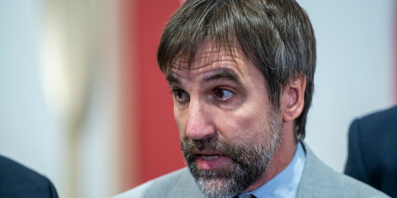 Kanadas Umweltminister Steven Guilbeault beim UN-Klimagipfel COP27 in Scharm El Scheich. - Foto: Christophe Gateau/dpa