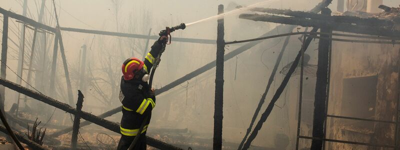 Rumänische Feuerwehrleute versuchen in Gennadi, einen Brand zu löschen. - Foto: Socrates Baltagiannis/dpa