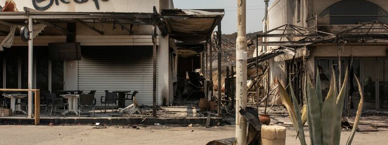 Diese Geschäfte im Dorf Kiotari sind den Flammen zum Opfer gefallen. - Foto: Socrates Baltagiannis/dpa