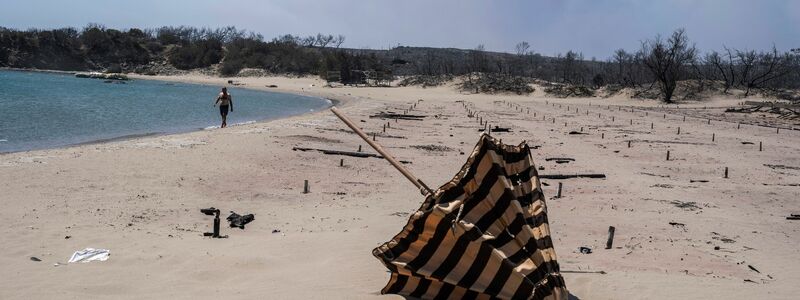 Leer gefegtes Urlaubsparadies am Strand auf der Ägäisinsel. - Foto: Petros Giannakouris/AP/dpa