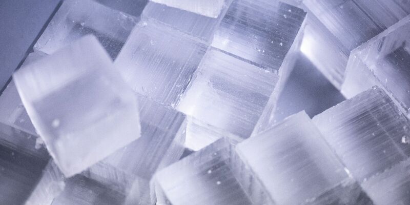 Blick auf bereits zugeschnittene Eiswürfel. - Foto: Hannes P. Albert/dpa