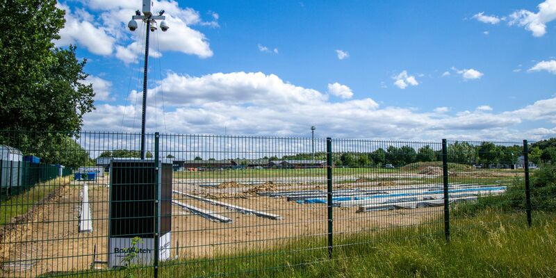 Erste Fundamente für das Aufstellen von Wohncontainern für Migranten sind in Upahl (Nordwestmecklenburg) hinter dem Bauzaun zu sehen. - Foto: Jens Büttner/dpa