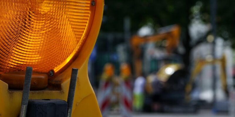 Eine Baustellenlampe an einer Straßenbaustelle. - Foto: Sabina Crisan/dpa