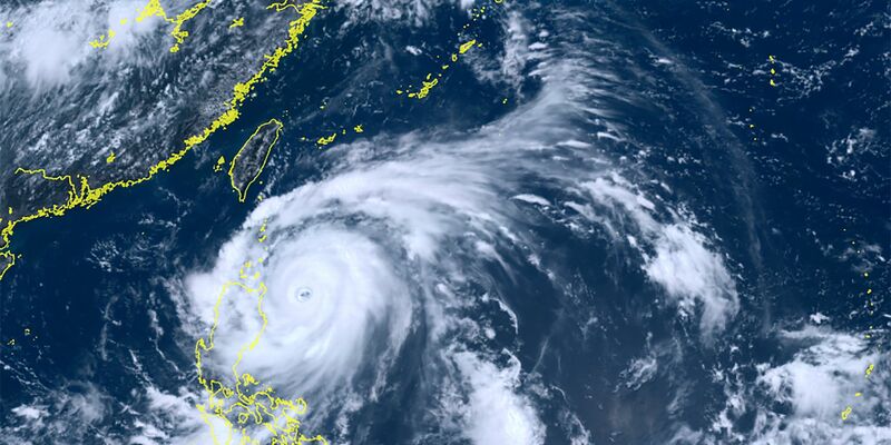 Dieses vom japanischen Wettersatelliten Himawari-8 aufgenommene Satellitenbild zeigt den Taifun «Doksuri» in der Nähe der nördlichen Philippinen. - Foto: Courtesy of National Institute of Information and Communications Technology (NICT)/AP/dpa