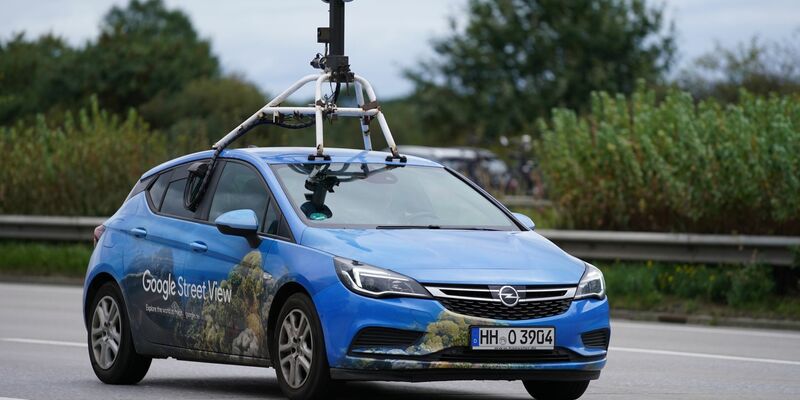 Ein Fahrzeug von Google Street View, bestückt mit Kameras. - Foto: Marcus Brandt/dpa