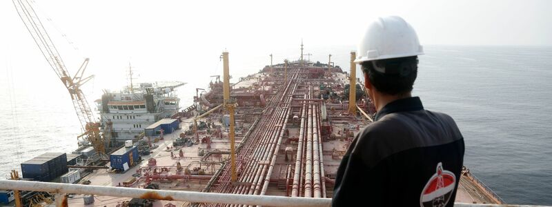 Ein Ingenieur steht auf dem oberen Deck der «FSO Safer» - der Supertanker wurde seit Jahren nicht mehr gewartet. - Foto: Mohammed Mohammed/XinHua/dpa
