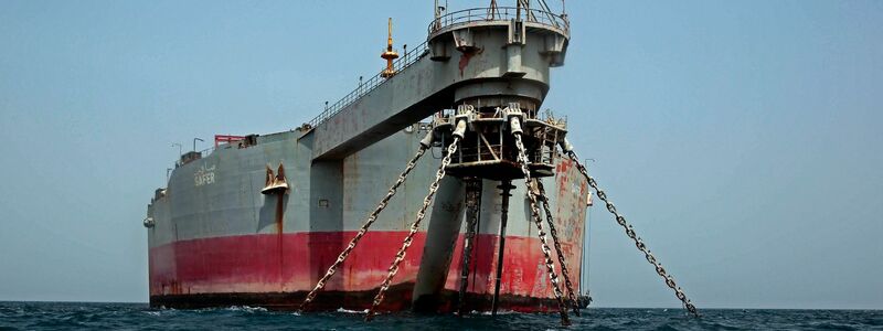 Blick auf den angeschlagenen Öltanker «FSO Safer» im Roten Meer vor der Küste des von Rebellen gehaltenen Hafens Rass Issa. - Foto: Stringer/dpa