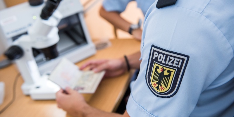 Bundespolizeidirektion München: Bundespolizei entdeckt zwei geschleuste Männer mit gefälschten Dokumenten am Flughafen München - Foto: presseportal.de