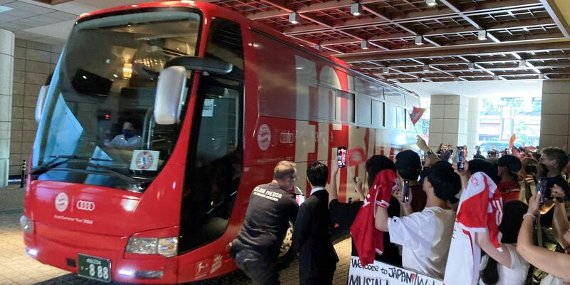 Die Bayern-Mannschaft fährt am Hotel in Tokio vor, wo sie von asiatischen Fans erwartet wird. - Foto: Klaus Bergmann/dpa