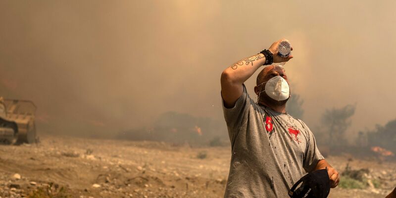 Schon letztes Jahr kam es in Griechenland zu vielen Bränden wegen der hohen Temperaturen. - Foto: Petros Giannakouris/AP/dpa