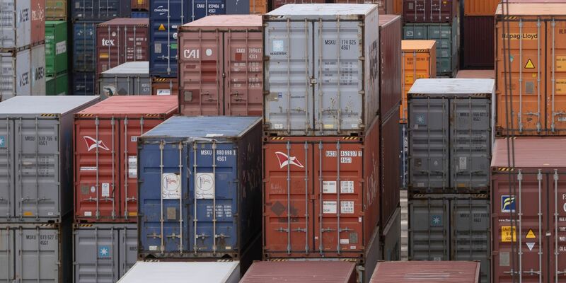 Schiffscontainer stehen im Containerterminal am Rhein im Industriegebiet von Mainz-Mombach. - Foto: Tim Würz/dpa