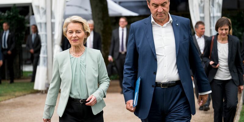 EU-Kommissionspräsidentin Ursula von der Leyen und Bayerns Ministerpräsident Markus Söder in Bayreuth. - Foto: Daniel Vogl/dpa