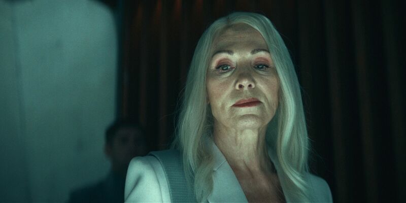 Sophie Theissen (Iris Berben) macht Geschäfte mit Lebensjahren. - Foto: Netflix/dpa