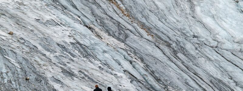 Wie lange Touristen wohl noch die Reste des Gletschers auf der Zugspitze betrachten können? - Foto: Peter Kneffel/dpa