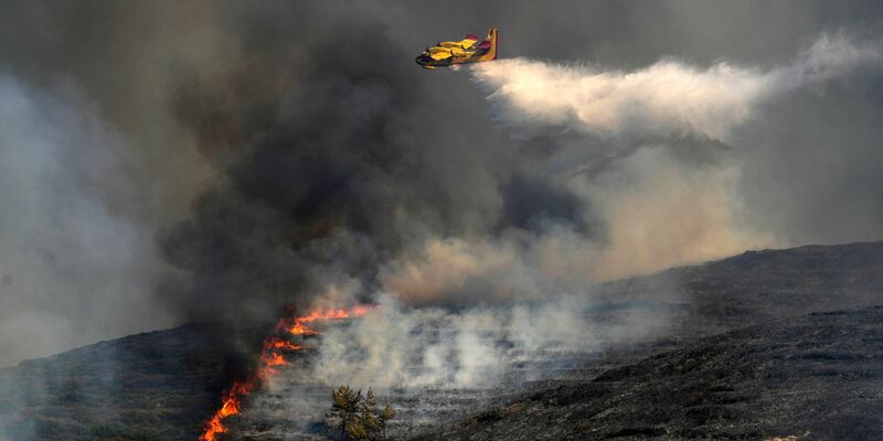Löschflugzeug im Einsatz gegen die Flammen in Griechenland. (Symbolbild) - Foto: Petros Giannakouris/AP/dpa