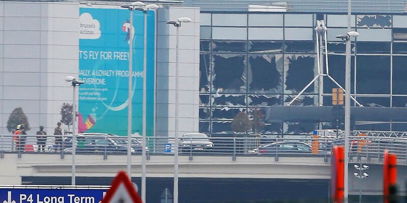 Passagiere und Flughafen-Mitarbeiter werden am 22.03.2016 nach einem Anschlag auf den Flughafen von Brüssel evakuiert. Im Mammutprozess gibt es ein Urteil. - Foto: Olivier Hoslet/EPA/dpa