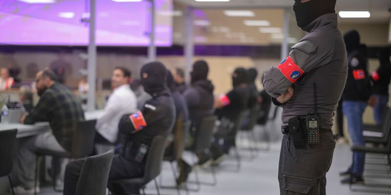 Sicherheitsbeamte im Gerichtssaal. Im Prozess um die islamistischen Anschläge 2016 in Brüssel haben die Geschworenen mehrere der zehn Angeklagten des terroristischen Mordes schuldig gesprochen. - Foto: Olivier Matthys/Pool EPA/AP/dpa
