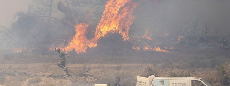 Brände auf Rhodos: Freiwillige bekämpfen die vielen Feuer mit einfachsten Mitteln, Gartenschläuche und Feuerlöscher kommen zum Einsatz. - Foto: Christoph Reichwein/dpa