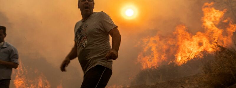 Die Waldbrände auf Rhodos wüten weiter - für das Dorf Gennadi scheint es keine Rettung mehr zu geben. - Foto: Petros Giannakouris/AP/dpa