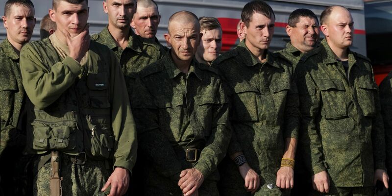 Russische Rekruten an einem Bahnhof in der russischen Region Wolgograd. Wehrpflichtige Russen dürfen das Land nach der Zustellung des Einberufungsbescheids nicht mehr verlassen. - Foto: -/AP/dpa