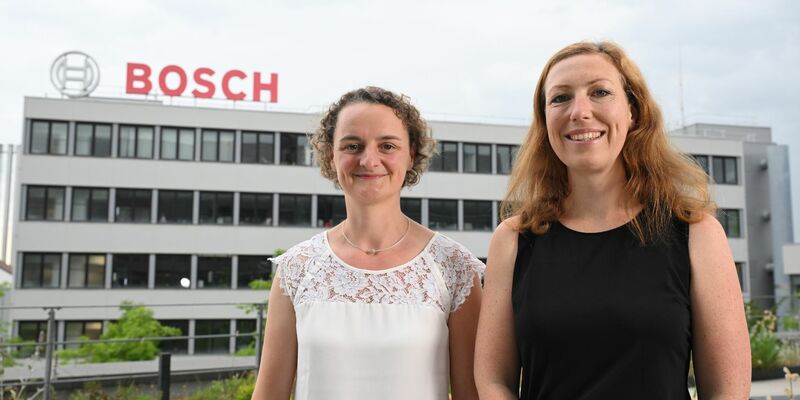 Die Bosch-Führungskräfte Ina Skultety (l) und Isabell Kormos (r) auf einer Dachterrasse eines Bosch-Gebäudes in Stuttgart. - Foto: Bernd Weißbrod/dpa