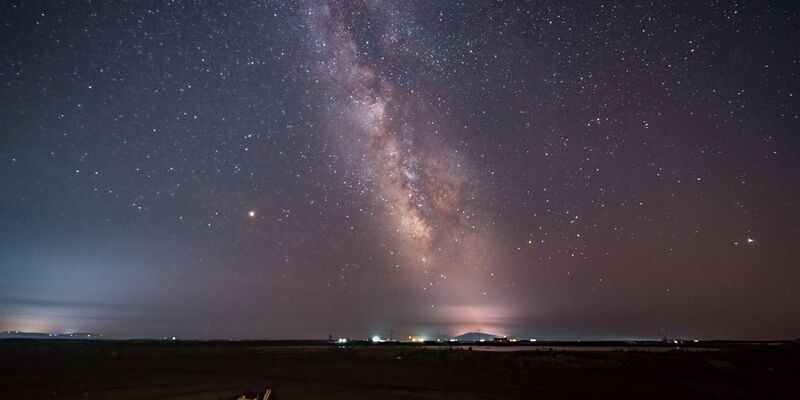 In einer sternenklaren Nacht ist die Milchstraße über der nordostchinesischen Provinz Liaoning zu sehen. - Foto: Han Yinhe/SIPA Asia/ZUMA/dpa
