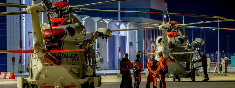 Zwei Hubschrauber der Küstenwache, die an der Rettungsaktion auf dem Schiff «Fremantle Highway» beteiligt sind, am Flughafen Den Haag. - Foto: Marco Van Der Caaij/ANP/dpa