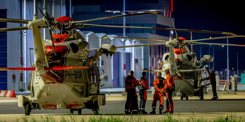 Zwei Hubschrauber der Küstenwache, die an der Rettungsaktion auf dem Schiff «Fremantle Highway» beteiligt sind, am Flughafen Den Haag. - Foto: Marco Van Der Caaij/ANP/dpa
