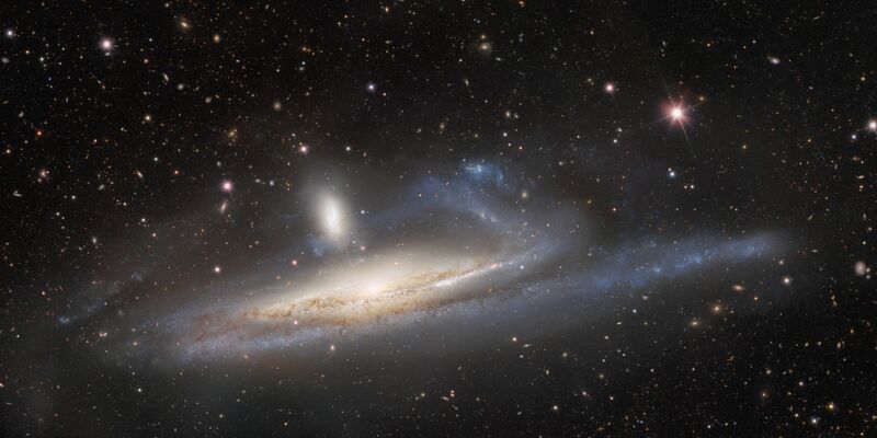 Die Zwerggalaxie «NGC 1531» und die große Spiralgalaxie «NGC 1532» kurz vor der Verschmelzung. - Foto: CTIO/NOIRLab/DOE/NSF/AURA/dpa