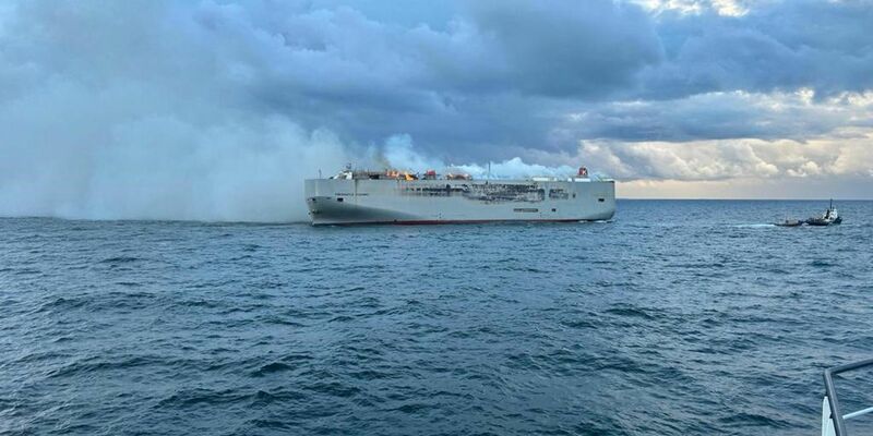 Der brennende Frachter in der Nordsee. - Foto: Coast Guard Netherlands