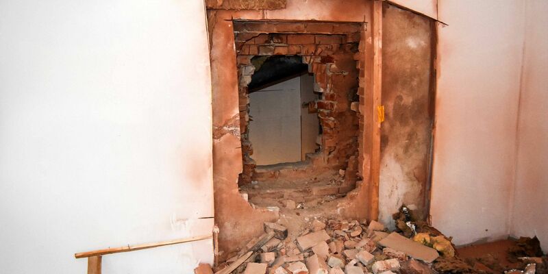 Durch ein großes Loch in der Wand gelangten Einbrecher in eine Wohnung in Bremerhaven. - Foto: Polizei Bremerhaven/dpa