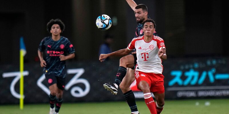 Die Bayern um Jamal Musiala (r) verloren den Test gegen Man City. - Foto: Shuji Kajiyama/AP/dpa