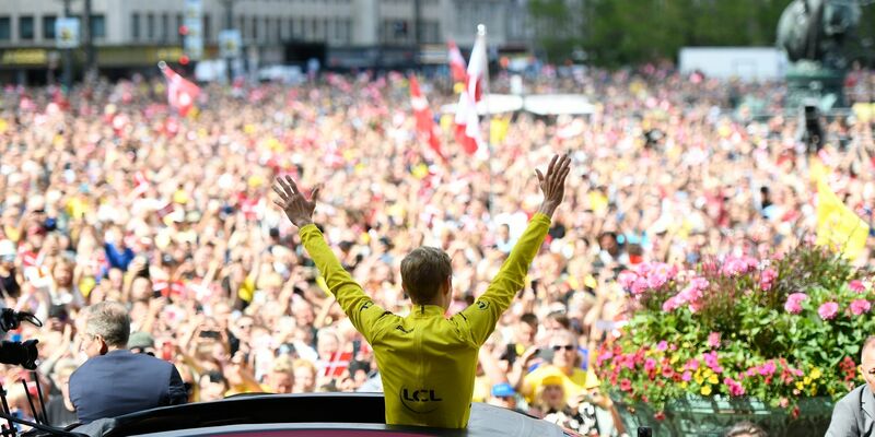 Tour-de-France-Sieger Jonas Vingegaard wird von seinen Fans am Kopenhagener Rathaus empfangen. - Foto: Thomas Sjoerup/Ritzau Scanpix Foto/AP/dpa
