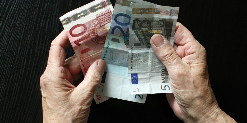 Die «Wirtschaftsweisen» plädierten dafür, dass Bürger künftig automatisch zusätzlich zur gesetzlichen Rente privat für das Alter vorsorgen müssen, wenn sie nicht widersprechen. - Foto: Sebastian Willnow/dpa-Zentralbild/dpa