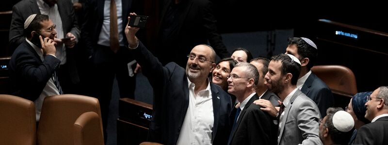 Abgeordnete machen in der Knesset ein Selfie mit Justizminister Jariv Levin (vorn M), nachdem das Parlament mit der Regierungsmehrheit ein Kernelement der Justizreform verabschiedet hat. - Foto: Maya Alleruzzo/AP/dpa