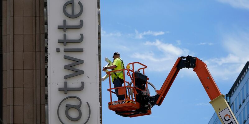 Ein Arbeiter am Gebäude der Twitter-Zentrale in San Francisco. - Foto: Godofredo A. Vásquez/AP/dpa