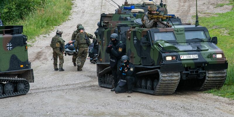 Kräfte von Polizei, Bundeswehr, Rettungsdiensten und Bergwacht proben die Versorgung und den Abtransport von verwundeten Polizisten. - Foto: Stefan Puchner/dpa