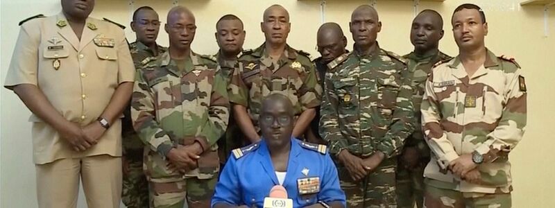 Oberstmajor Amadou Abdramane (vorne) gibt in Niamey eine Erklärung ab. - Foto: Uncredited/ORTN/AP/dpa