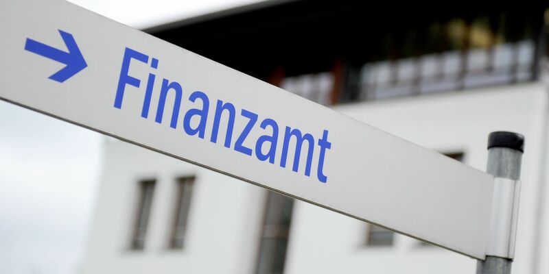 Falls noch nicht erledigt: Die Frist für die Steuererklärung 2021 läuft im August aus. - Foto: Tobias Hase/dpa